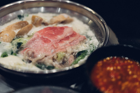 在火锅中烹饪食物以制作寿喜烧或涮锅