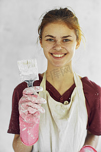 房间装修家居装修中带刷漆的女画家