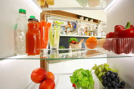 打开冰箱，放上新鲜水果和蔬菜。