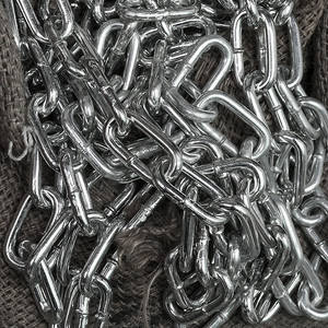 不锈钢滑梯摄影照片_白色背景上隔离的不同尺寸的不锈钢链