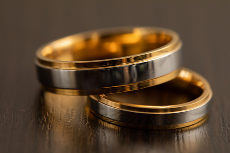 综艺终结摄影照片_结婚戒指是婚姻契约的象征，也是您通常佩戴至生命终结的装饰品。