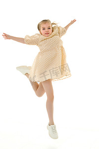小女孩跳得很开心。好心情，暑假的概念。