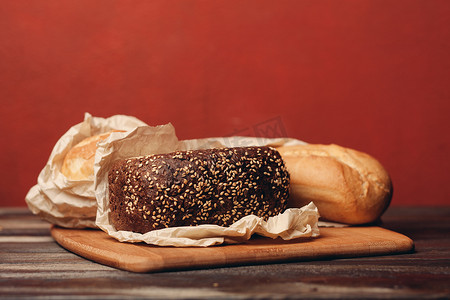 木桌托盘上的面包粉产品和红色背景、糕点