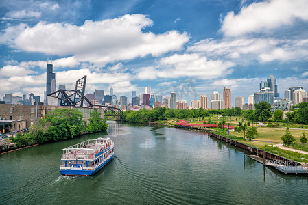 芝加哥摄影照片_芝加哥河和市中心的芝加哥天际线芝加哥、河流、湖泊、密歇根、城市、密西西比、伟大、小船、巡航、旅行、商业、天际线、人、建筑、旅游、地标、大道、建筑、城市、蓝色、天空、水、