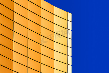 蓝色背景上一栋现代黄色建筑的墙体碎片