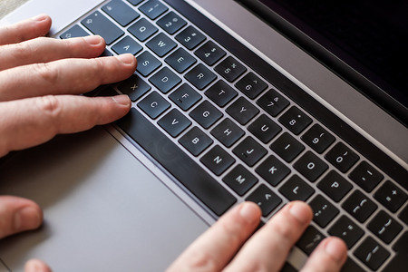女士的手指着电脑键盘按键打字新思路。