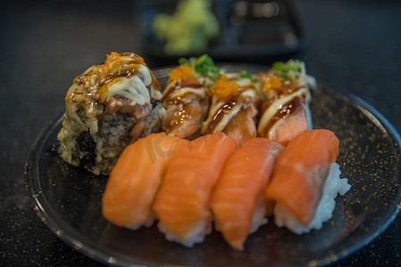 稻盛和夫摄影照片_日本料理设置不同类型的寿司