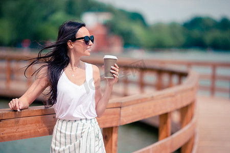 都市休闲摄影照片_快乐的年轻都市女性在欧洲城市喝咖啡。