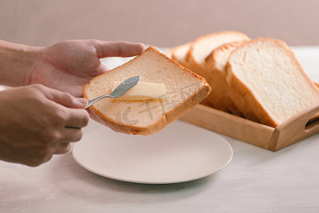白盘子摄影照片_从高角度拍摄的切片白面包和黄油