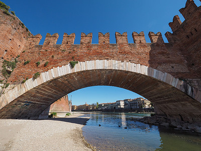 维罗纳的卡斯特韦基奥桥（Castelvecchio Bridge）又名斯卡利格桥（Scaliger Bridge）