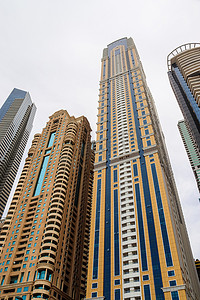 迪拜市中心的豪华现代摩天大楼。