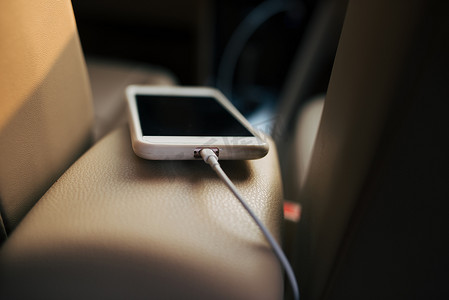 自动充电摄影照片_给车里的电池手机充电。