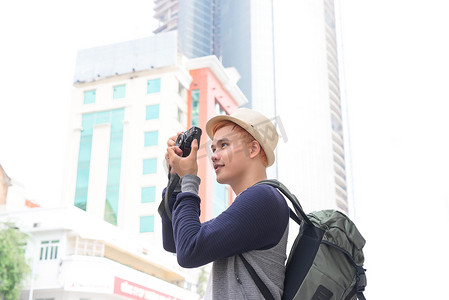 潮人摄影照片_年轻的亚洲旅行背包客在城市里玩得开心