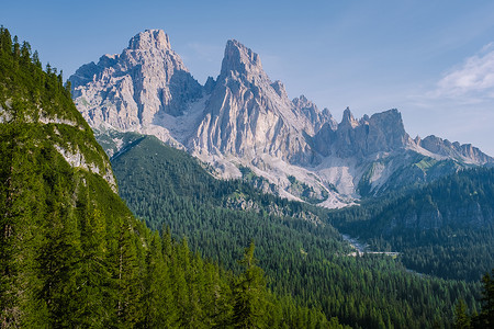 意大利白云岩的 Lago di Sorapis 的早晨，天空晴朗，乳蓝色的湖，索拉皮斯湖，多洛米蒂，意大利