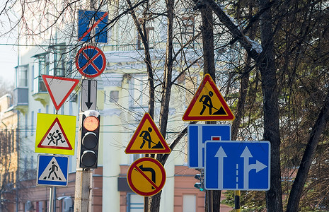 交通标志、红绿灯附近道路的修复