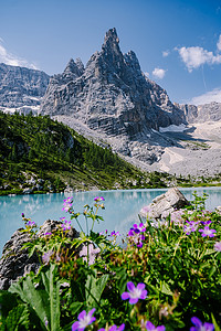 蓝色白云摄影照片_意大利白云岩的 Lago di Sorapis 的早晨，天空晴朗，乳蓝色的湖，索拉皮斯湖，多洛米蒂，意大利