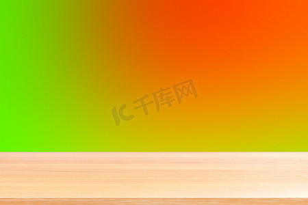 渐变红色和绿色软背景上的空木桌地板，木桌板空前彩色渐变，浅红色渐变上的木板空白，用于展示产品或横幅广告
