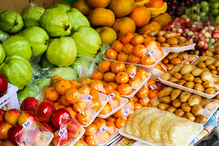 当地市场农村街头食品上的新鲜几种水果