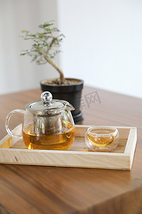 木桌上有茶壶饮料的热茶杯