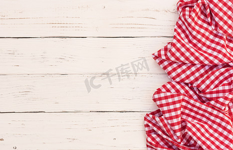 厨房桌面背景摄影照片_白色木桌面背景纹理，带有质朴的红色桌布