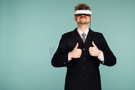 穿着正装、戴着虚拟现实眼镜的商人竖起大拇指
