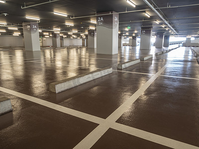 停车楼停车场干净光滑的地板