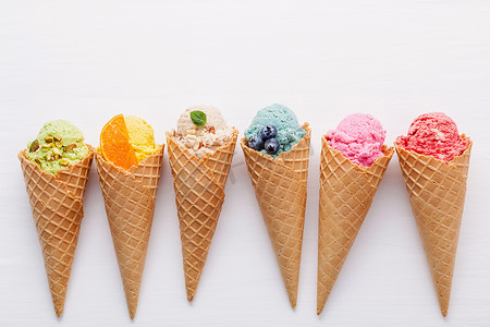各种冰淇淋口味的甜筒，蓝莓，草莓，果酱