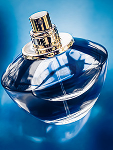 古龙香水摄影照片_男士古龙水，香水瓶作为复古香水，香水作为节日礼物，豪华香水品牌礼物