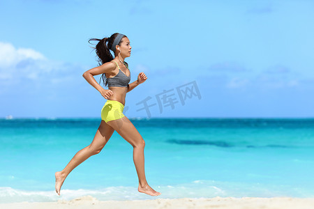 适合在沙滩上跑步的女运动员女赛跑者