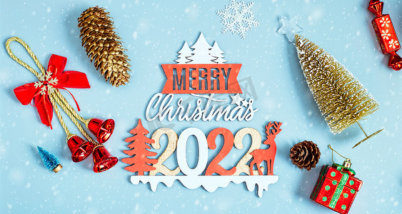 带红色玩具和方格弓的圣诞组合物，新年的假日冬季概念