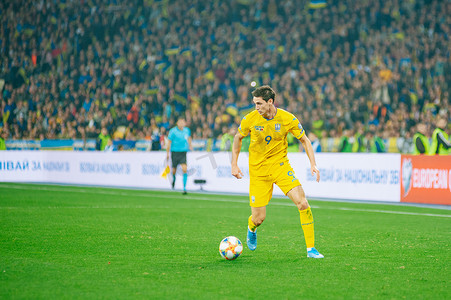 足球分组摄影照片_2020 年欧洲杯预选赛乌克兰对葡萄牙在奥林匹克体育场的足球比赛