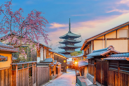 日本樱花季期间的京都老城