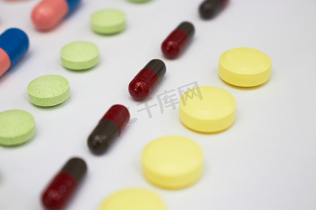 保健品摄影照片_医疗保健品生产线上多种药品