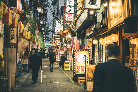 用人灯查看街道城市夜景。