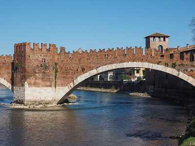 维罗纳的卡斯特韦基奥桥（Castelvecchio Bridge）又名斯卡利格桥（Scaliger Bridge）