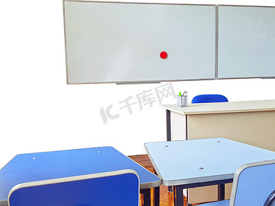 教室里的教师桌和白板