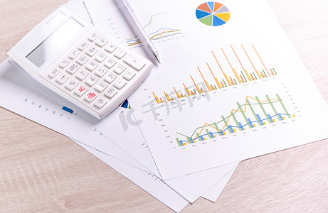 白色计算器和报告，包括图表和图表、年度财务利润概览的概念、银行业务和投资、特写、复制空间、宏观