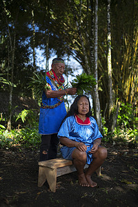 科凡族年长的土著巫师在亚马逊雨林为一名科凡妇女进行治疗仪式