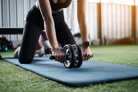 初学者女性在地面健身房锻炼腹部双轮锻炼。
