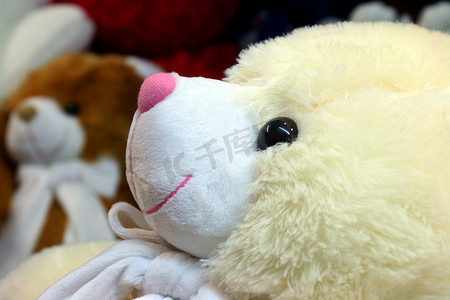 娃娃可爱的泰迪熊黄色脸特写，小熊娃娃，脸泰迪熊（选择性焦点）