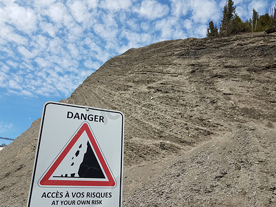 石子落下摄影照片_风险自负的危险通道用法语和山地标志