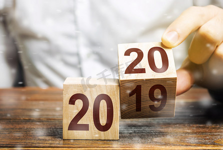 两块木块，上面有2019年和2020年的数字。新年的概念。