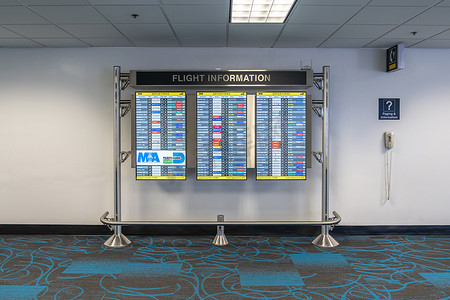 美国迈阿密 — 2019 年 9 月 11 日：迈阿密国际机场的监视器列出了带有航空公司名称的定期起飞航班