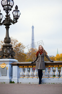 年轻漂亮的女士在巴黎