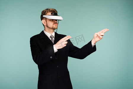 穿着正装的商人戴着虚拟现实眼镜指指点点