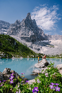 意大利白云岩的 Lago di Sorapis 的早晨，天空晴朗，乳蓝色的湖，索拉皮斯湖，多洛米蒂，意大利