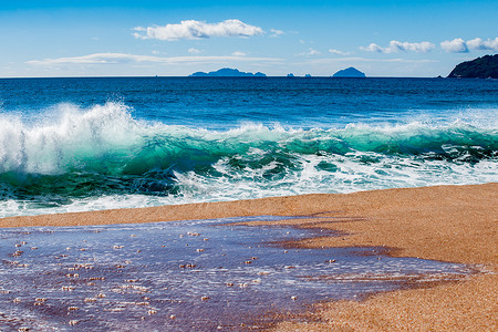 海浪汹涌摄影照片_新科罗曼德半岛泰鲁阿海滩上的海浪汹涌而来