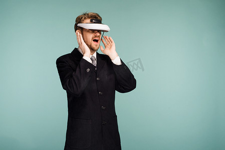 身着正装、戴着虚拟现实眼镜的商人惊讶地张开嘴