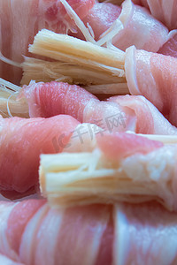 培根金针菇摄影照片_薄片猪肉卷中的金针菇准备烹调