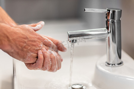 预防冠状病毒传播 用肥皂洗手 经常用流水或使用洗手液搓揉指甲和手指
